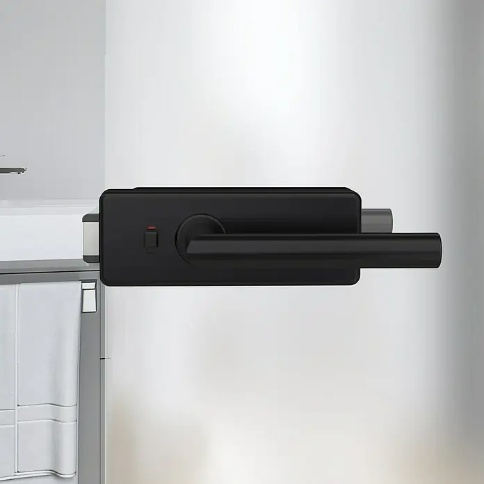 Diamond Doors Black Edition Glastürbeschlag Style Premium WC - Schwarz, Bandbohrung/Bänder: Office 3-teilig, WC-Schloss - Nahaufnahme eines schwarzen Türschlosses mit Hebelgriff und rotem Licht an einer modernen Tür.