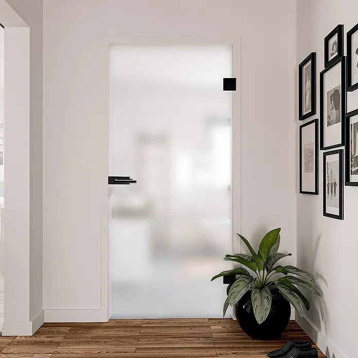 Diamond Doors Black Edition Glastürbeschlag Style Premium WC - Schwarz, Bandbohrung/Bänder: Office 3-teilig, WC-Schloss - Eine moderne, blickdichte Glastür mit schwarzen Beschlägen in einem hellen Flur. Das stilvolle Designelement sorgt für Privatsphäre und Helligkeit.