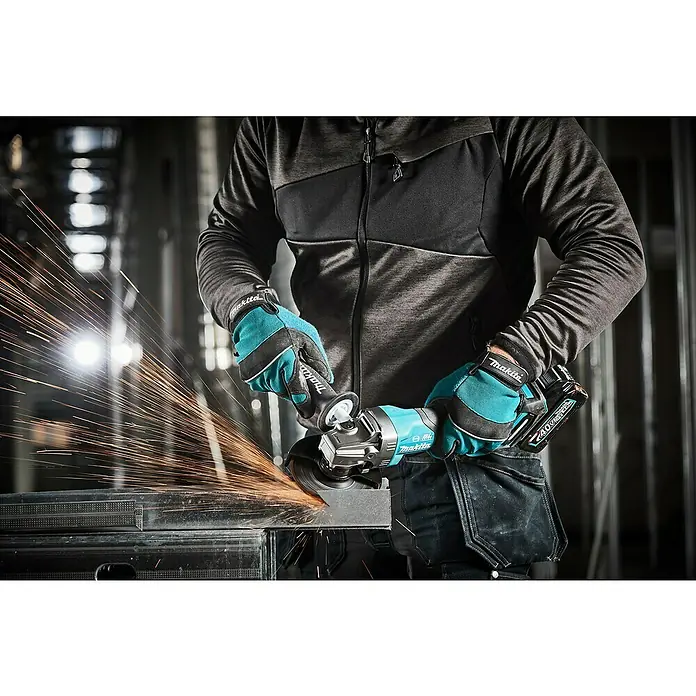 Makita XGT 40V max. Akku-Winkelschleifer GA013GZ - Ohne Akku, Leerlaufdrehzahl: 8.500 U/min - Nahaufnahme einer Makita Akku-Winkelschleifers in Aktion, der Funken sprüht, während er durch Metall schneidet.