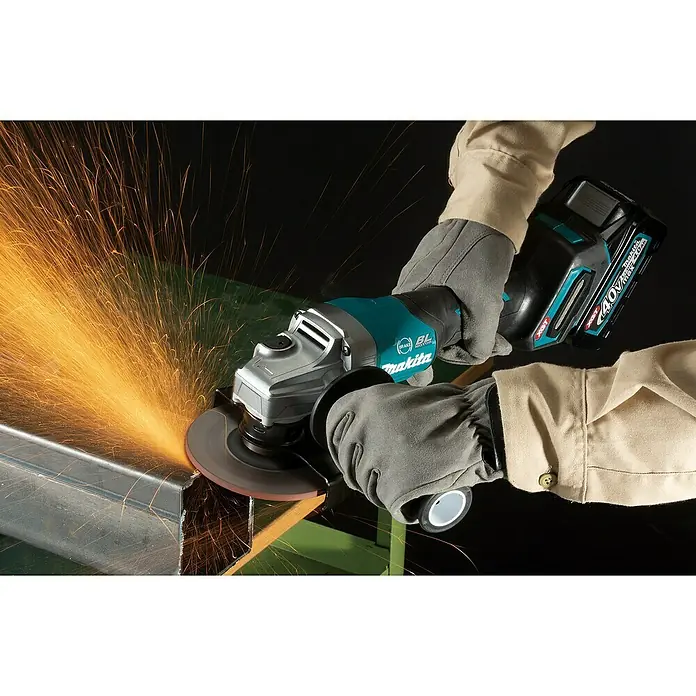 Makita XGT 40V max. Akku-Winkelschleifer GA013GZ - Ohne Akku, Leerlaufdrehzahl: 8.500 U/min - Makita Akku-Winkelschleifer im Einsatz beim Schneiden von Metall, Funken sprühen.