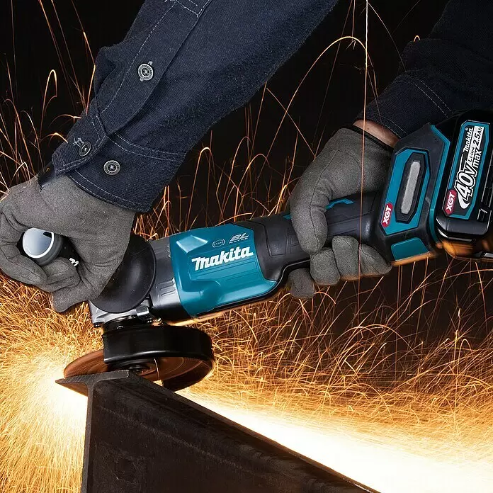 Makita XGT 40V max. Akku-Winkelschleifer GA013GZ - Ohne Akku, Leerlaufdrehzahl: 8.500 U/min - Anwendungsbeispiel