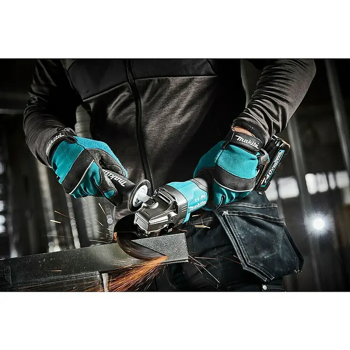 Makita XGT 40V max. Amoladora angular de batería GA013GZ - 40 V, Sin batería, Número de revoluciones de marcha en vacío: 8.500 r.p.m. - Primer plano de una persona usando una amoladora angular Makita para cortar metal, con guantes protectores y chispas volando.