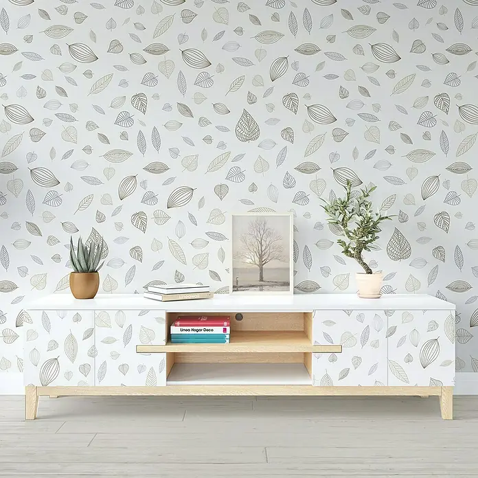 Papel pintado de vinilo Hojas - 280 x 90 cm, Blanco, Autoadhesivo - Vista del producto: Un aparador blanco con detalles de madera y plantas encima, sobre un fondo de pared con diseño de hojas.
