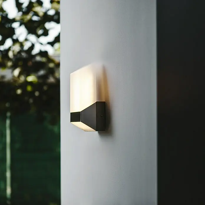 Lutec Aplique exterior LED Flat - 8 W, 7,9 x 10 x 20,7 cm, Gris plata, IP44 - Aplique de pared moderno con pantalla de vidrio esmerilado y base oscura trapezoidal que emite una luz suave y cálida.