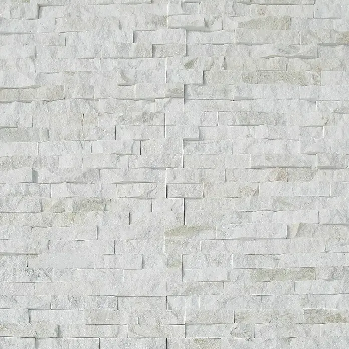 Verblendstein Nature - 10 x 40 cm, Weiß, Natursteinoptik - Nahaufnahme einer Wand mit weißen Naturstein-Verblendern in verschiedenen Größen. Sie erzeugen eine rustikale und moderne Optik.
