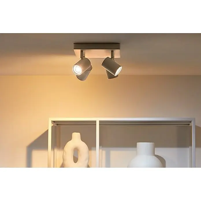 Philips Wiz LED-Deckenstrahler Imageo - 20 W, L x B x H: 22 x 22 x 12,3 cm, Weiß, RGBW - Eine moderne Deckenleuchte mit zwei Strahlern in Grau, die eine gemütliche Atmosphäre über einem Regal mit Dekorationsvasen schafft.