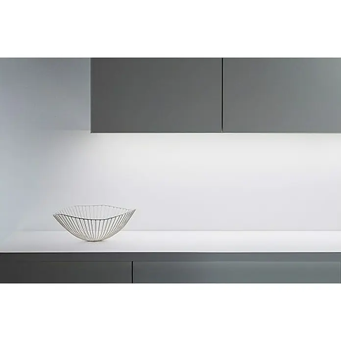 Philips Wiz Smart-LED-Band Startkit - Länge: 4 m, RGBW, 13 W, 840 lm, 220 V - 240 V - Elegante Schale aus Metalldraht auf einer Küchentheke, präsentiert modernes Küchendesign mit minimalistischer Ästhetik.