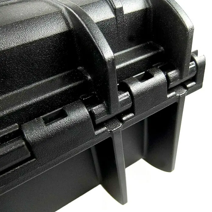 Wasserdichter Koffer MAX520 - L x B x H: 574 x 361 x 225 mm, Ohne Schaumstoffeinlage, Schwarz, Kunststoff - Detailaufnahme eines schwarzen, wasserdichten Koffers, der die robuste Bauweise und den sicheren Verschlussmechanismus hervorhebt.