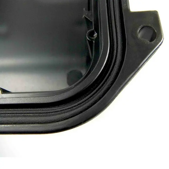 Wasserdichter Koffer MAX520 - L x B x H: 574 x 361 x 225 mm, Ohne Schaumstoffeinlage, Schwarz, Kunststoff - Nahaufnahme einer schwarzen Kunststoffabdeckung mit Dichtung, ideal für industrielle Anwendungen.