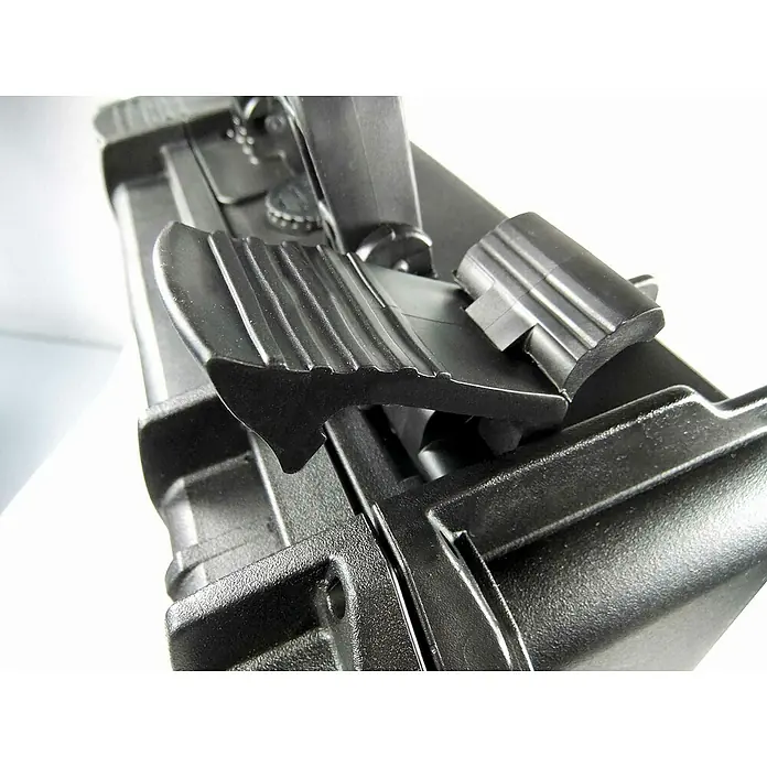 Wasserdichter Koffer MAX520 - L x B x H: 574 x 361 x 225 mm, Ohne Schaumstoffeinlage, Schwarz, Kunststoff - Nahaufnahme des schwarzen Magazinauslösers einer Schusswaffe, der die mechanischen Details des Designs hervorhebt.