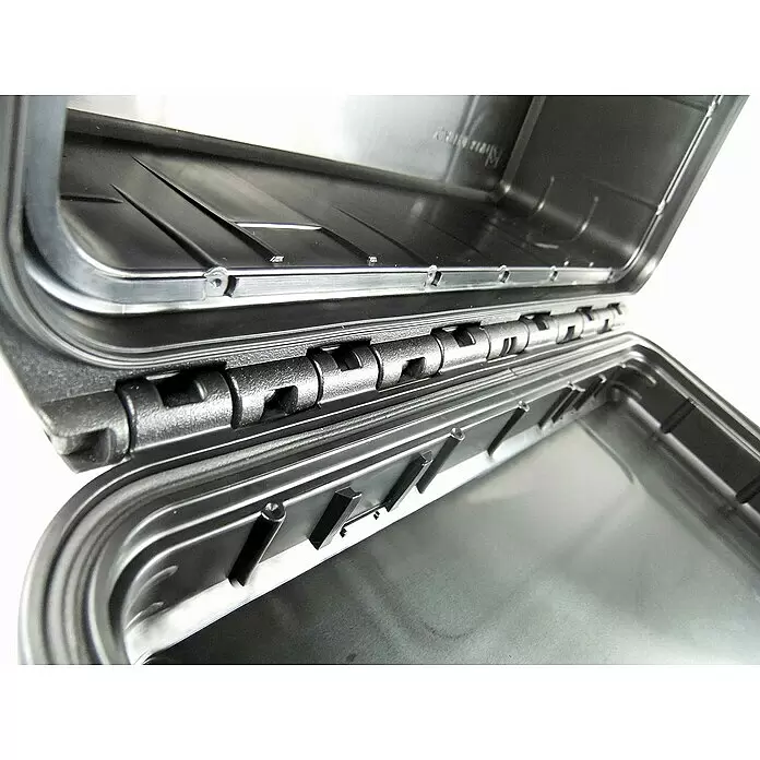 Wasserdichter Koffer MAX520 - L x B x H: 574 x 361 x 225 mm, Ohne Schaumstoffeinlage, Schwarz, Kunststoff - Offene schwarze Kunststoff-Hardcase, zeigt den robusten Scharniermechanismus und innere Verstärkungsrippen.