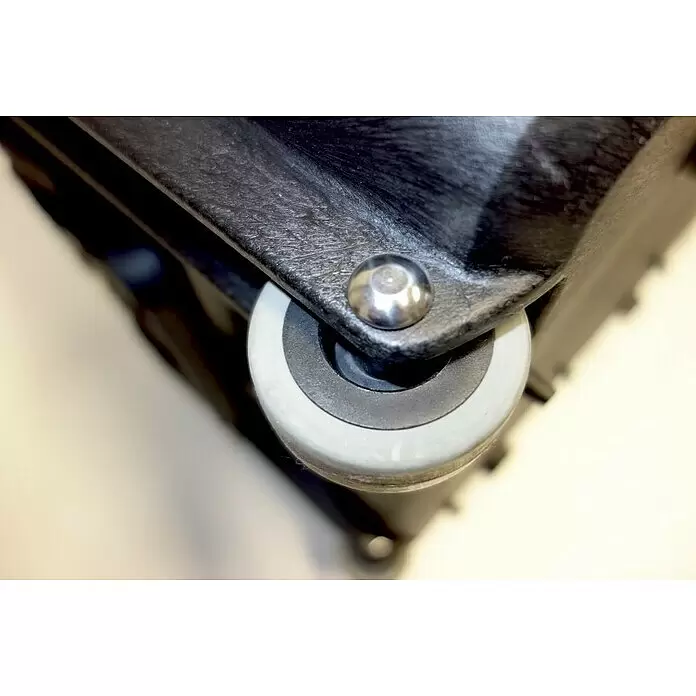 Wasserdichter Koffer MAX520TR - L x B x H: 585 x 361 x 238 mm, Ohne Schaumstoffeinlage, Ausziehbarer Trolley, Schwarz, Kunststoff - Nahaufnahme eines hellgrauen Rades mit einer silbernen Niete an einer strukturierten schwarzen Kunststoffbasis zur Mobilität.