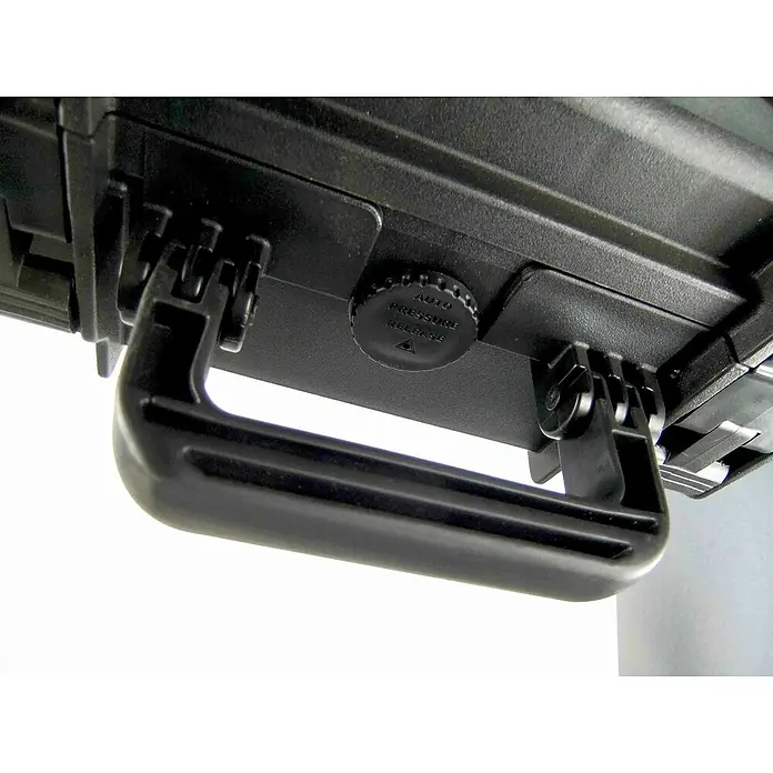 Wasserdichter Koffer MAX520 - L x B x H: 574 x 361 x 225 mm, Ohne Schaumstoffeinlage, Schwarz, Kunststoff - Nahaufnahme des Griffs eines schwarzen Koffers mit automatischem Druckventil.