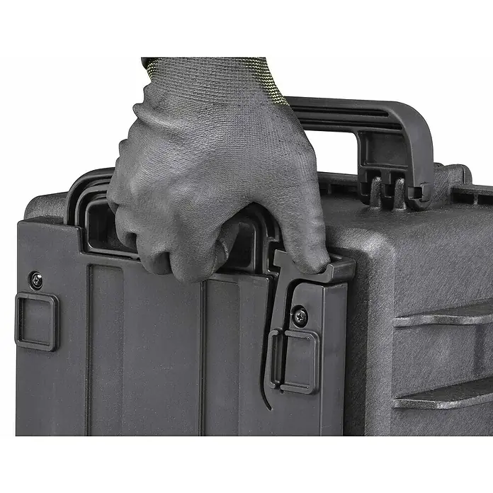 Wasserdichter Koffer MAX520TR - L x B x H: 585 x 361 x 238 mm, Ohne Schaumstoffeinlage, Ausziehbarer Trolley, Schwarz, Kunststoff - Detailaufnahme eines schwarzen Hartschalenkoffers, der von einer behandschuhten Hand geschlossen wird. Ideal für sicheren Transport.