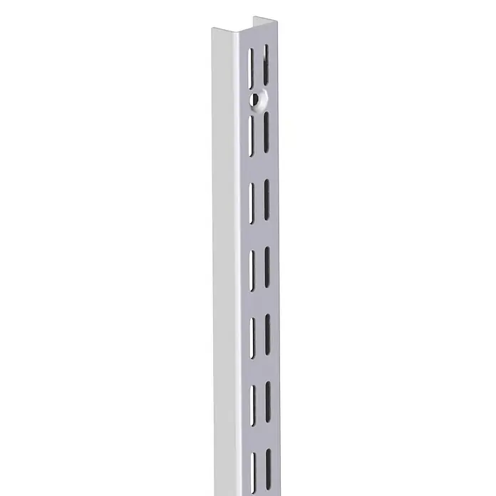 Lundbergs Wandschiene - L x B x H: 16 x 25 x 1.990 mm, Weiß, Zweilochsystem - Abbildung einer weißen, senkrechten Wandschiene mit Schlitzen zur Befestigung von Regalen. Eine praktische Lösung für flexible Regalsysteme.