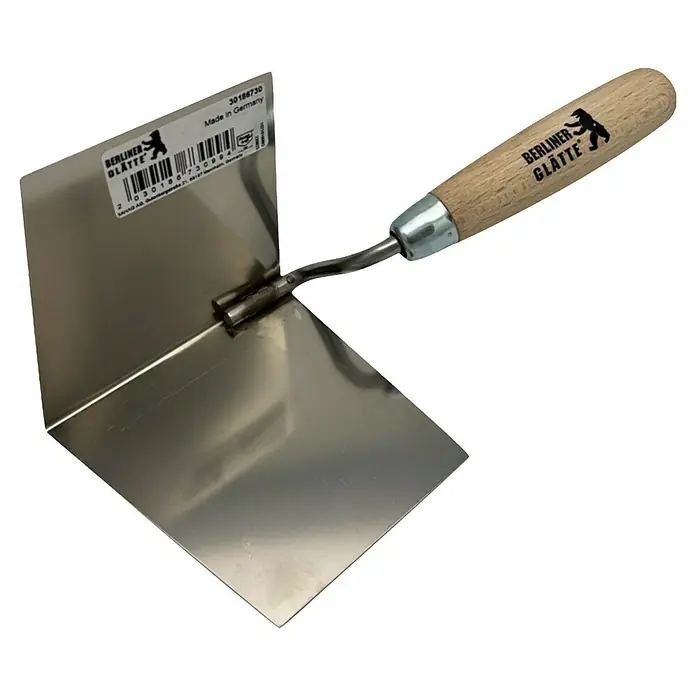 Berliner Glätte Inneneckenkelle - 100 mm - Eckspachtel von Berliner Glätte, ein Werkzeug zum Glätten von Ecken. Mit Holzgriff und Metallblatt für professionelle Ergebnisse.