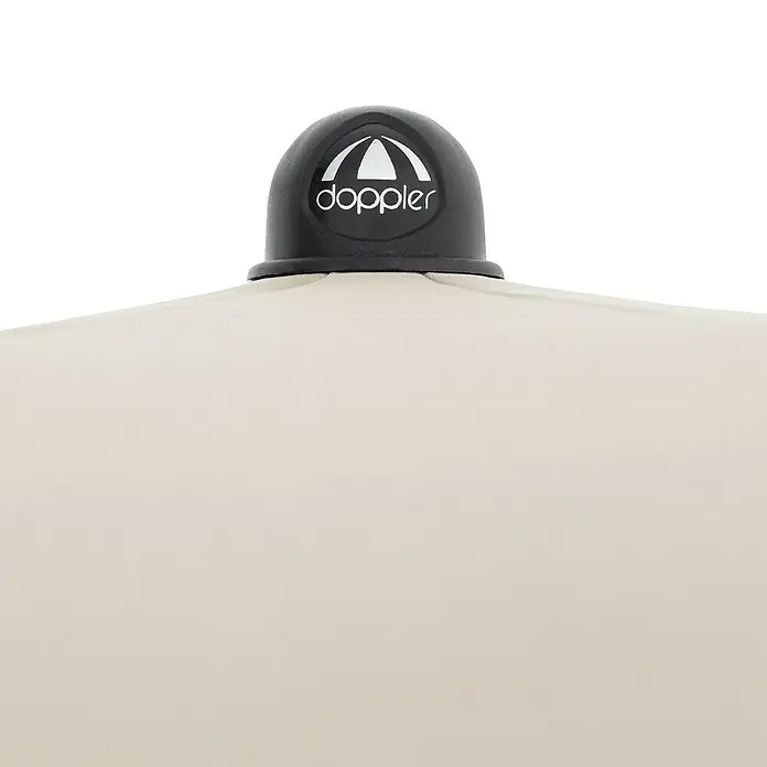 Doppler Active Marktschirm rund Green Edition - Natur, Durchmesser Bespannung: 208 cm - Nahaufnahme eines Doppler-Sonnenschirms mit dem Doppler-Logo auf der Oberseite. Das helle Schirmtuch ist im Detail zu sehen, Fokus auf Qualität.