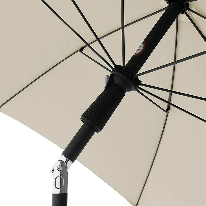 Doppler Active Marktschirm rund Green Edition - Natur, Durchmesser Bespannung: 208 cm - Detailaufnahme eines cremefarbenen Sonnenschirms mit schwarzem Gestell und Knickvorrichtung.