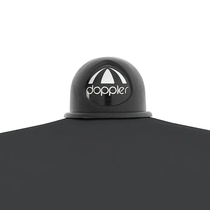Doppler Active Marktschirm Green EditionAnthrazit, L x B: 120 x 200 cm - Nahaufnahme eines schwarzen Doppler-Regenschirms mit weißem Logo. Robustes Design für zuverlässigen Schutz vor Regenwetter.