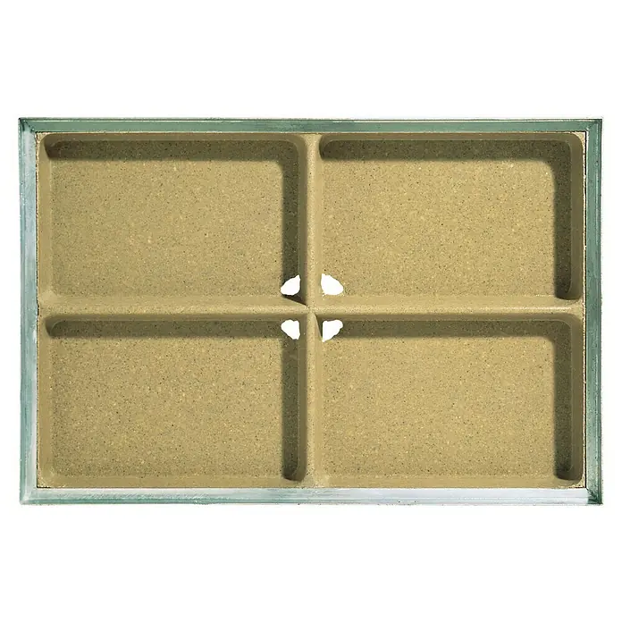 ACO Vario Bodenwanne - L x B: 75 x 50 cm, Polymerbeton - Ein rechteckiges Tablett mit vier Fächern, eingefasst in einen silberfarbenen Rahmen. Ideal für Servieren oder zur Organisation verschiedener Artikel.