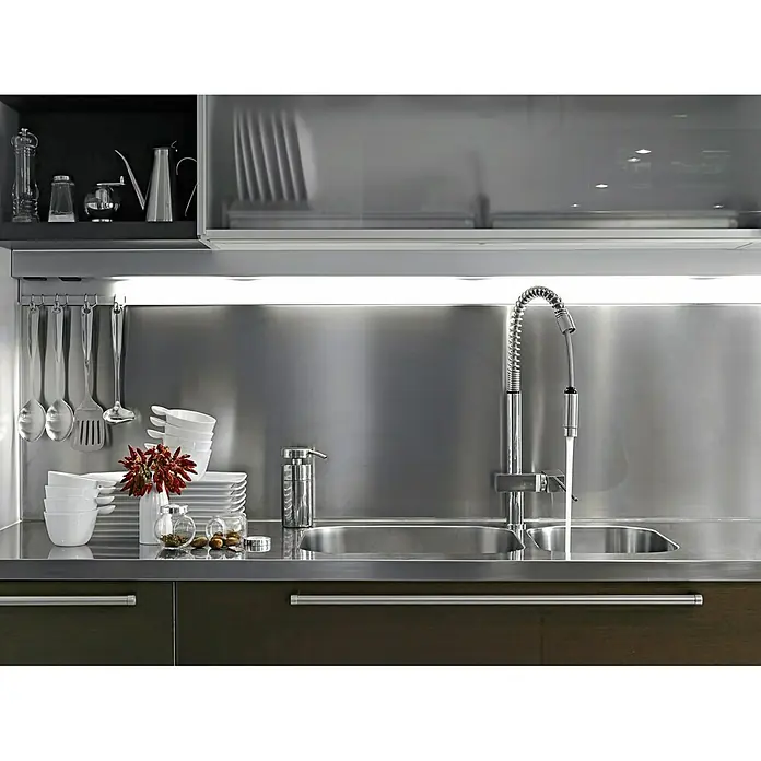 Panel de aluminio y composite Aluminio Cepillado - 120 cm x 80 cm x 3 mm, Aluminio, Plateado - Un fregadero de cocina moderno con un elegante grifo cepillado y un dispensador de jabón, todo sobre una encimera oscura.
