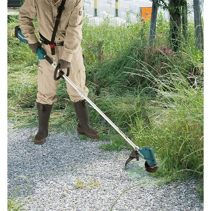 Makita LXT 18V Akku-Rasentrimmer DUR192LZX1 - 18 V, Li-Ionen, Ohne Akku, Schnittbreite Faden: 300 mm - Ein Mann benutzt einen Makita Akku-Rasentrimmer, um Gras zu schneiden. Ideal für Gartenarbeiten und Landschaftspflege.