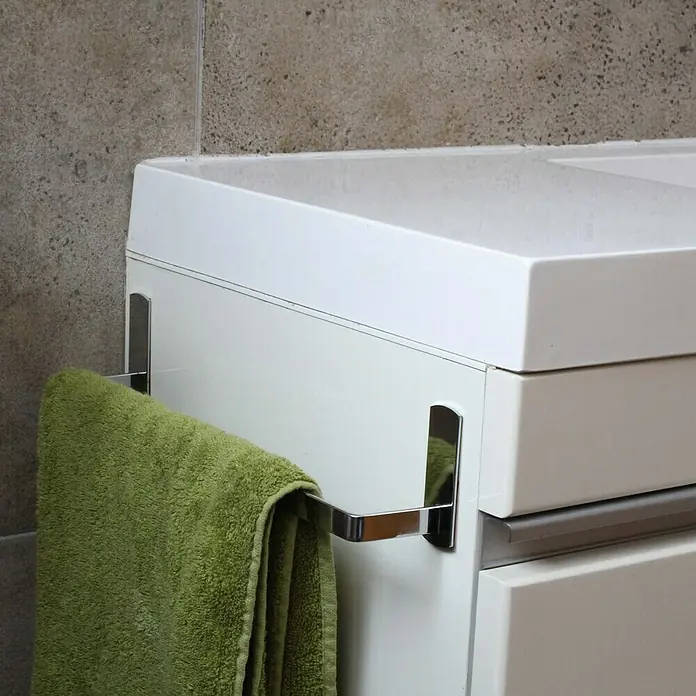 Deblanch Toallero de barra adhesivo Vento 30 - L x An x Al: 65 x 30 x 5 cm, Acero, Cromo - Primer plano de un toallero con una toalla verde al lado sujeta a un mueble de baño.