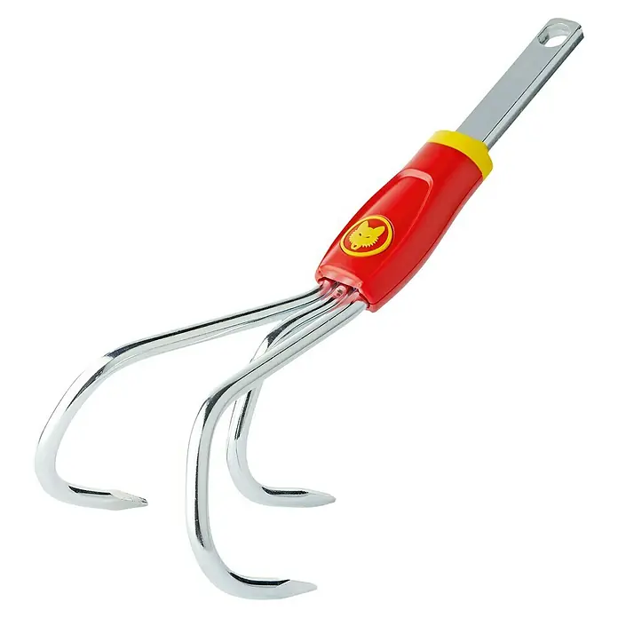 Wolf-Garten Multi-Star Grubber - Arbeitsbreite: 9 cm - Dreizack-Gartenkrümler von WOLF-Garten mit rotem Griff, ideal zum Auflockern und Belüften des Bodens.