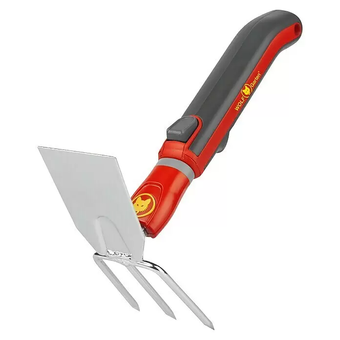 Wolf-Garten Multi-Star Doppelhacke LN-M/ZM 015 Set - Anzahl Zinken: 3 - Rotes und graues WOLF Garten Gartenhandgerät mit einer silbernen Metallhacke auf einer Seite und einer dreizackigen Gabel auf der anderen.