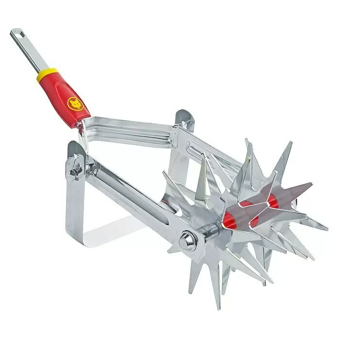 Wolf-Garten Multi-Star Sternfräse DA-S - Arbeitsbreite: 15 cm - Silbernes Gartenlüfter/-kultiviergerät mit rot-gelbem Griff und sternförmiger Rolle mit Spikes.