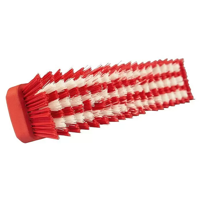 Wolf-Garten Multi-Star Schrubber SB 350 M - Arbeitsbreite: 35 cm, Material Borsten: Kunststoff - Nahaufnahme einer roten Reinigungsbürste mit abwechselnd roten und weißen Kunststoffborsten, schräg dargestellt zur Textur.