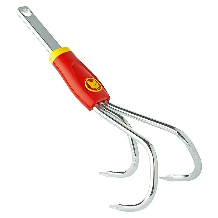 Wolf-Garten Multi-Star Grubber - Arbeitsbreite: 9 cm - Nahaufnahme einer Wolf-Garten-Gartenkralle mit rotem Griff und drei Zinken, ideal zum Auflockern und Belüften des Bodens.