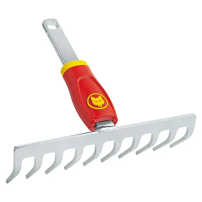 Wolf-Garten Multi-Star Kleinrechen DS-M - Arbeitsbreite: 19 cm - Nahaufnahme eines Wolf-Gartengeräts mit roten Griff und silberfarbenen Zinken vor schwarzem Hintergrund.