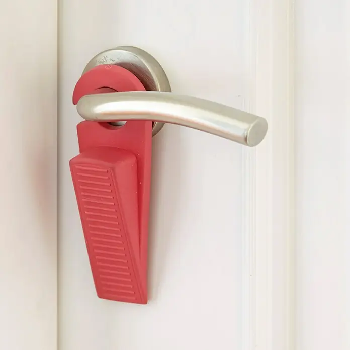 Arregui Tope para puertas A-1044290 - Plástico, 1 ud. - Un tope rojo cuelga en el pomo de una puerta, evitando que la puerta se cierre de golpe. Un artículo útil para el hogar.