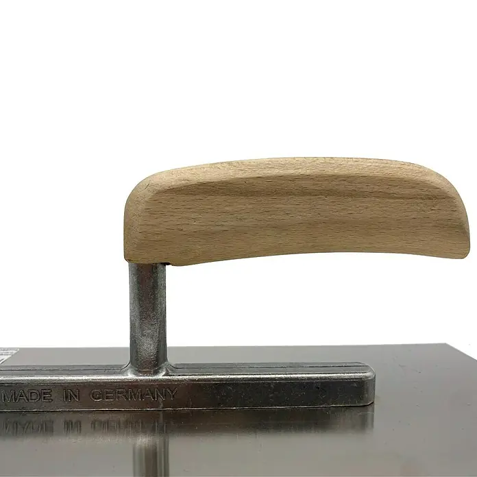 Berliner Glätte Glättkelle - Zahnung: Ungezahnt, Qualitätsstahl rostfrei - Nahaufnahme einer Glättkelle mit Holzgriff und Metallbasis, hergestellt in Deutschland, die Qualität und Handwerkskunst vereint.