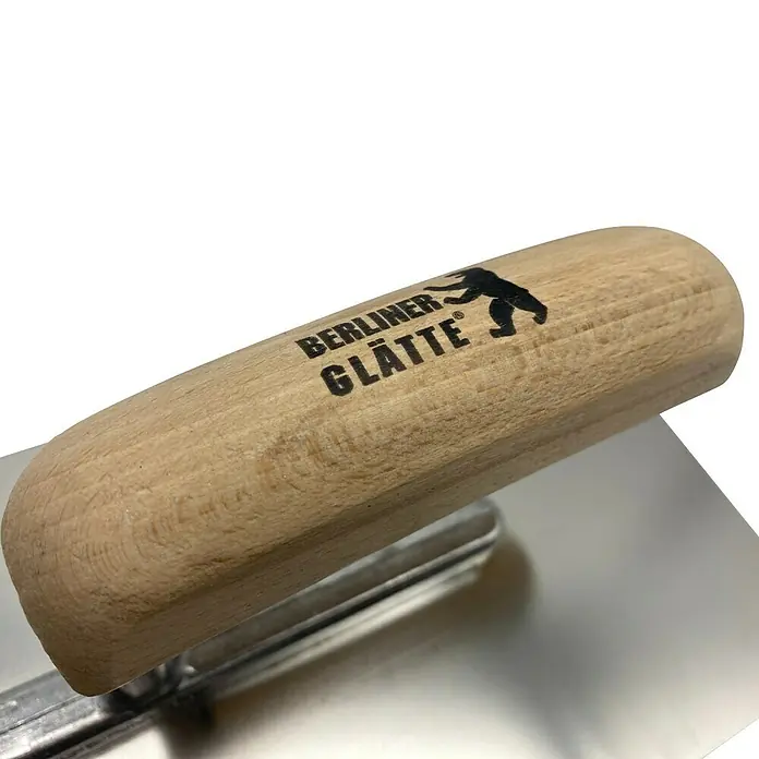 Berliner Glätte Glättkelle - Zahnung: Ungezahnt, Qualitätsstahl rostfrei - Nahaufnahme einer Berliner Glätte Glättkelle mit Holzgriff und silberner Klinge, ideal für glatte Oberflächen.
