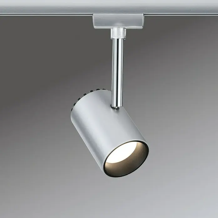 Paulmann URail LED-Leuchte Shine - L x B x H: 9 x 5,9 x 18 cm, 5 W, Chrom matt - Nahaufnahme einer modernen, silberfarbenen LED-Spotleuchte an einer Schiene, die ein helles, warmes Licht ausstrahlt.