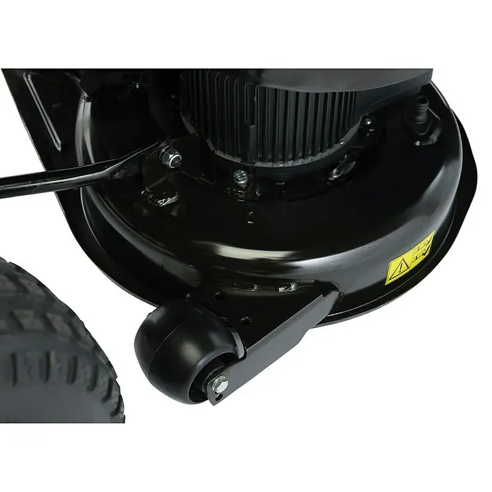 Stiga Akku-Rasentraktor Estate 384 E - 48 V, 30 Ah, Schnittbreite: 84 mm - Detailaufnahme eines Rasenmähers mit Fokus auf das schwarze Gehäuse, das Rad und den Motor.