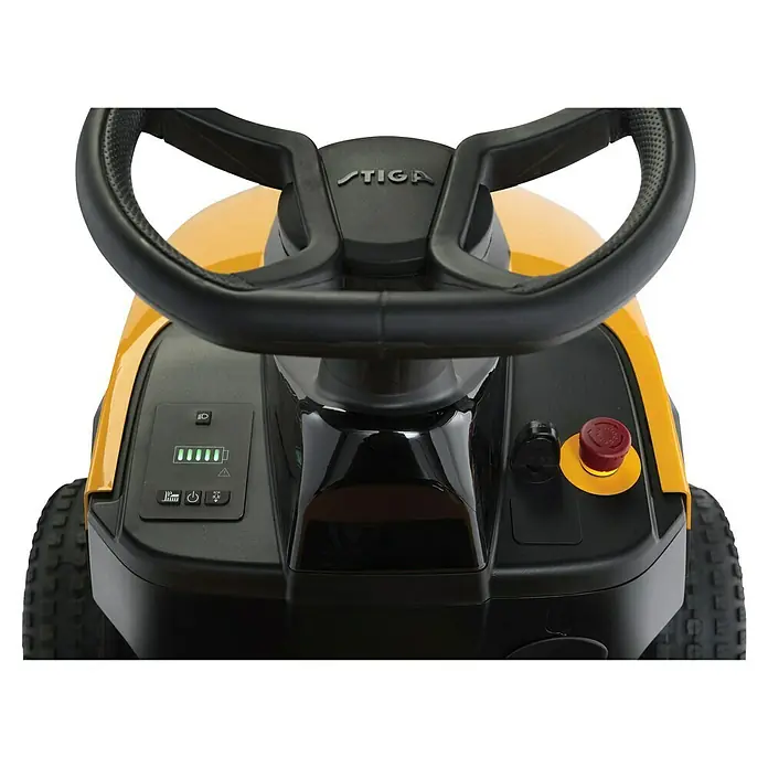 Stiga Akku-Rasentraktor Estate 384 E - 48 V, 30 Ah, Schnittbreite: 84 mm - Nahaufnahme des Stiga Aufsitzmähers mit Lenkrad, Bedienelementen und Akkuanzeige für präzises und komfortables Rasenmähen.