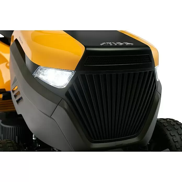 Stiga Akku-Rasentraktor Estate 384 E - 48 V, 30 Ah, Schnittbreite: 84 mm - Vorderansicht eines gelb-schwarzen Aufsitzrasenmähers mit hellen LED-Scheinwerfern und schwarzem Kühlergrill.
