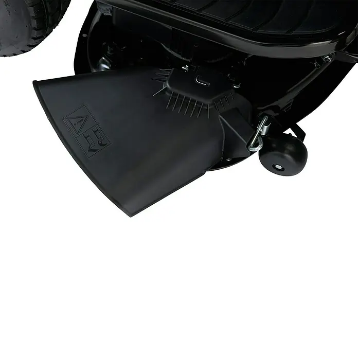 Stiga Akku-Rasentraktor Tornado 398 E - 48 V, 30 Ah, Schnittbreite: 98 cm - Detailansicht eines Rasentraktor-Seitenauswurfsystems. Das schwarze Gehäuse und die Anbauteile sind gut erkennbar.