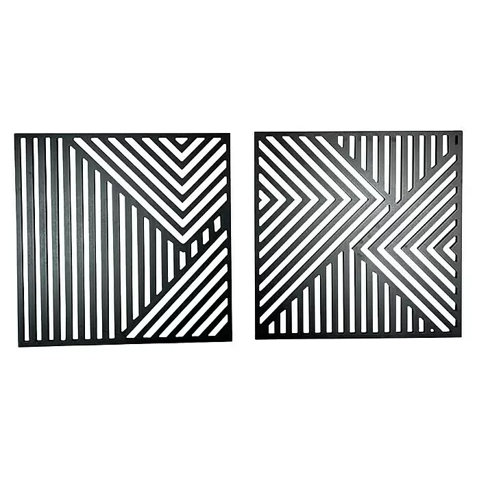 Wandobjekt - Ando I, Schwarz, 77 x 77 cm - Zwei schwarze quadratische Metallplatten mit abstraktem geometrischem Muster aus vertikalen und diagonalen Linien.