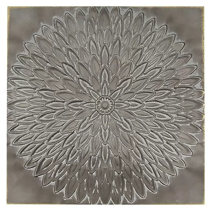 Wandobjekt Flower - 38 x 38 cm, Metall - Quadratische Metallplatte mit geprägtem floralem Mandala-Muster in Dunkelgrau.