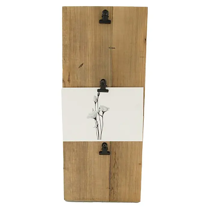 Wandobjekt Holz - 15 x 36 cm - Eine rustikale Holztafel mit Büroklammern, die ein Blumenbild hält, ideal als dekoratives Element für Ihr Zuhause oder Büro.