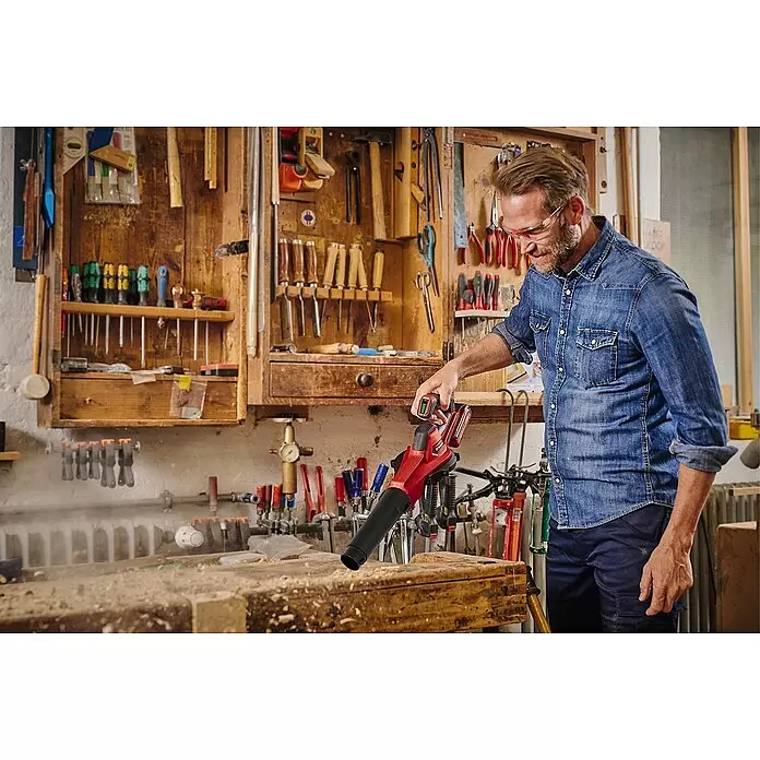 Einhell Power X-Change 18V Akku-Laubbläser GE-ULB 18 Li E-Kit - 18 V, 1 Akku, 2 Ah, Blasgeschwindigkeit: 250 km/h, Blasleistung: 120 m³/h - Anwendungsbeispiel