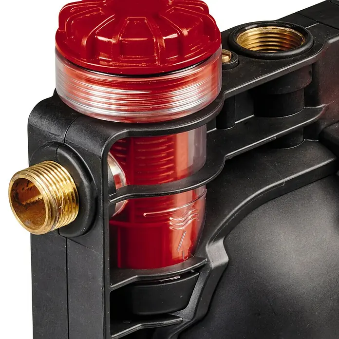 Einhell Power X-Change 18V Akku-Gartenpumpe AQUINNA 18/30 F LED - 18 V, Ohne Akku, Max. Fördermenge: 3.000 l/h - Nahaufnahme einer schwarzen Gehäusearmatur mit rotem Entlüfter, die die hochwertige Konstruktion und Funktionalität des Produkts hervorhebt.