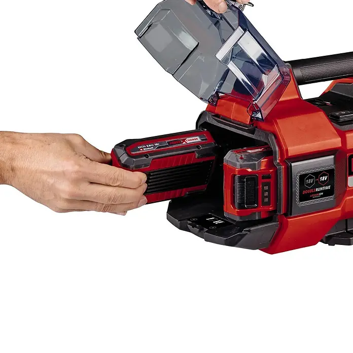 Einhell Power X-Change 18V Akku-Gartenpumpe AQUINNA 18/30 F LED - 18 V, Ohne Akku, Max. Fördermenge: 3.000 l/h - Ein Einhell-Akku wird in ein rotes Einhell-Gerät eingesetzt. Der Akku ist rot und schwarz und hat die Aufschrift "18V".