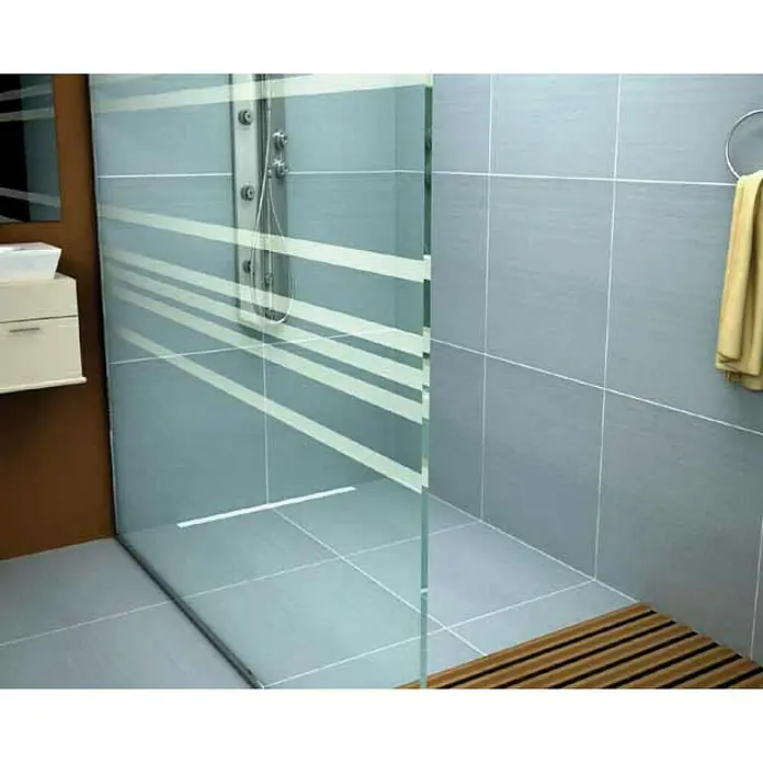 Camargue Plato de ducha de obra con canal sifónico - 70 x 6,9 cm (canalón), Acero inoxidable - Ducha moderna a ras de suelo con diseño de baldosas grises y mampara con rayas decorativas para un ambiente de baño elegante.