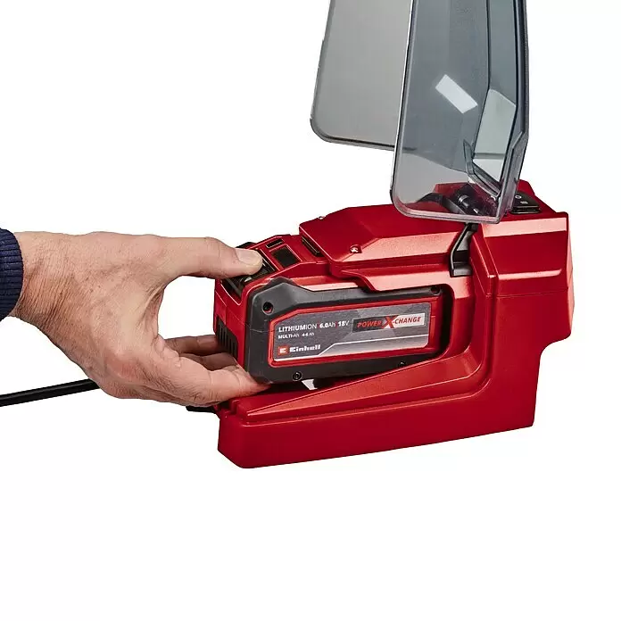 Einhell Power X-Change 18V Schmutzwasserpumpe GE-DP 18/25 LL Li-Solo - 160 W, 18 V, Max. Fördermenge: 7.000 l/h, Eintauchtiefe: 4 m - Hand steckt roten Einhell Power X-Change Akku in rotes Ladegerät.