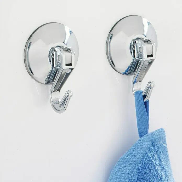 Wenko Colgador con ventosa de ventosa - Transparente, 2 ud. - Dos ganchos cromados con ventosa en una pared, uno con una toalla azul. Ideales para baño y cocina para guardar trapos y accesorios.